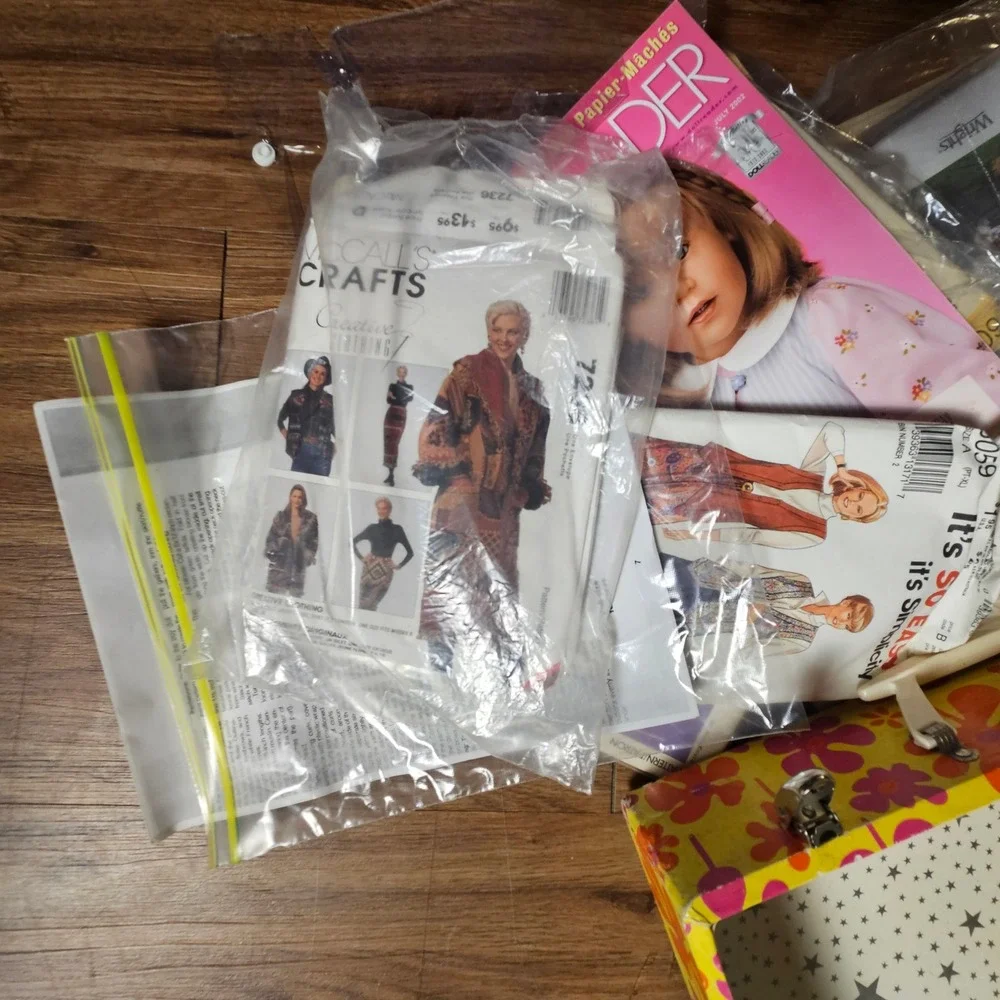 Huge‎ Lot Vintage 60s 70s Mod Sewing Pattern Kit Suitcase Trunk Craft Groovy